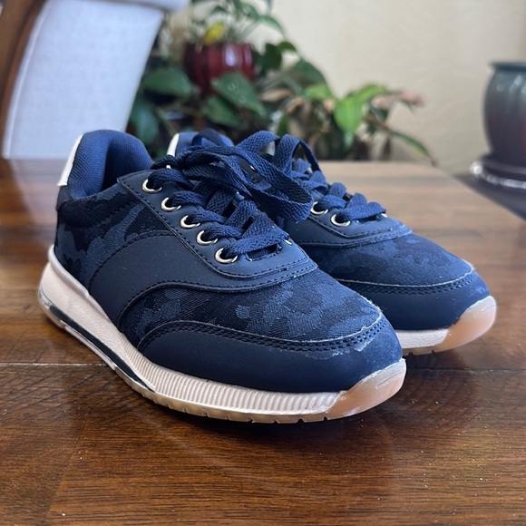 Steve Madden Blue Camo Boys Sneakers - Picture 2 of 9